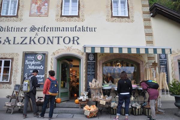 Trải qua hàng nghìn năm lịch sử, thị trấn nhỏ nước Áo vẫn luôn duy trì được vẻ đẹp quyến rũ và bình yên. Hallstatt được UNESCO công nhận là di sản văn hoá thế giới năm 1997 và là một trong những điểm thu hút khách du lịch hàng đầu châu Âu.