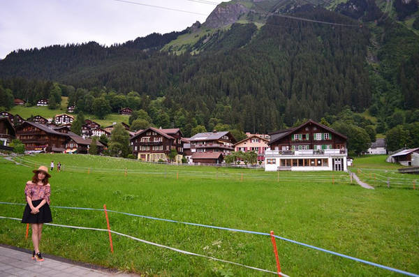 Làng Wengen nằm trên dãy núi Alps, là một ngôi làng cổ và không có xe chạy và với khung cảnh như được vẽ trong truyện cổ tích.