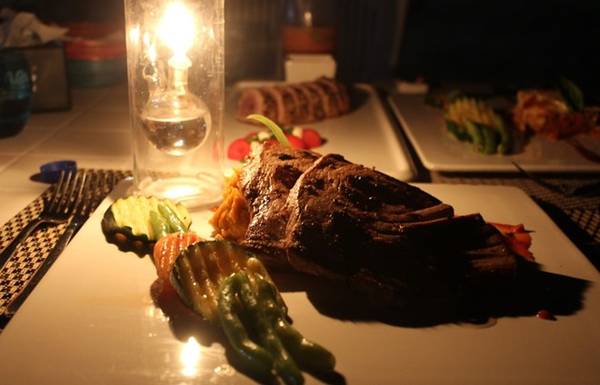 Bữa tối lãng mạn bên bờ biển, dưới ánh trăng, với những món ăn chế biến từ cá ngừ đại dương tươi rói, ngon tuyệt.