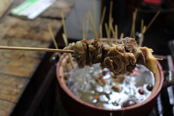 Nội tạng hầm thảo mộc của người Lê có cách chế biến và hương vị tương tự món thắng cố. Tuy nhiên, món ăn này dùng nội tạng heo. 