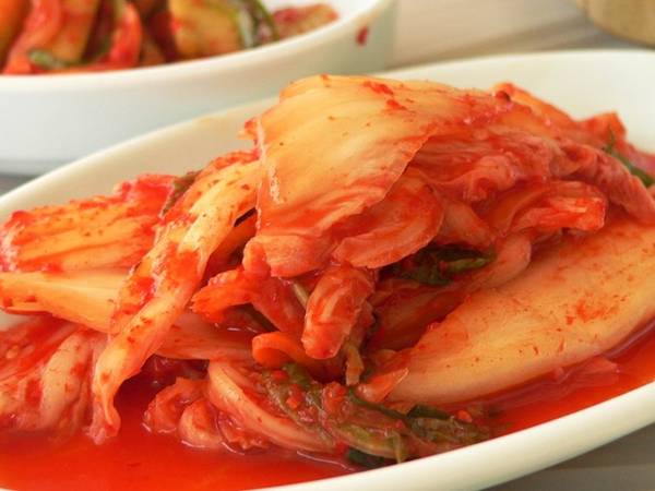 Kimchi là một trong những món ăn nổi tiếng nhất của Hàn Quốc, được muối từ nhiều loại rau củ và có mặt trong hầu hết mọi bữa ăn.