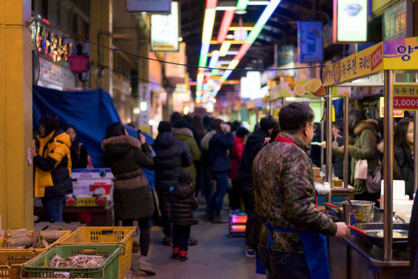 Bạn có thể thỏa sức thưởng thức ở khu chợ đêm đến tận khuya.