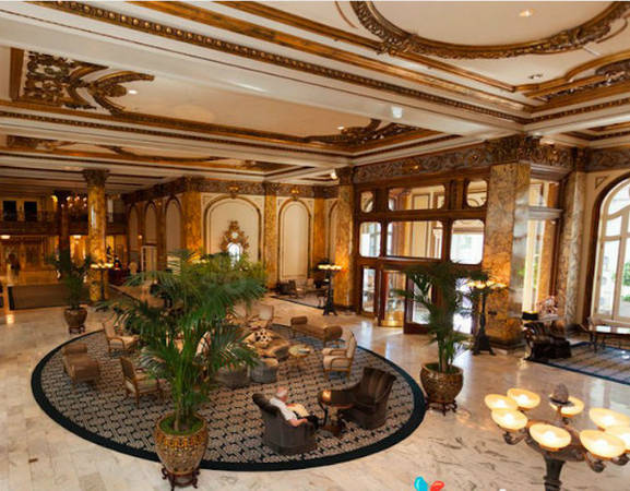 3. The Fairmont San Francisco: Khách sạn này rất tự hào về danh sách khách quý mình từng được tiếp đón trong lịch sử hình thành của mình. Ngoài những minh tinh, những chính khách phương Tây, nơi đây từng được tổng thống Mỹ William Taft, Truman, Kennedy, Obama... Khách sạn cũng là nơi quay các bộ phim "Vertigo" và "Dirty Harry".