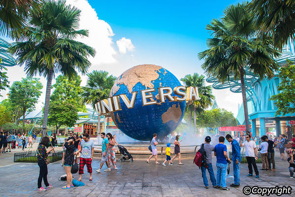 Biểu tượng quen thuộc của hãng phim Universal được đặt trước cổng Universal Studios Singapore. Ảnh: singapore-guide.com