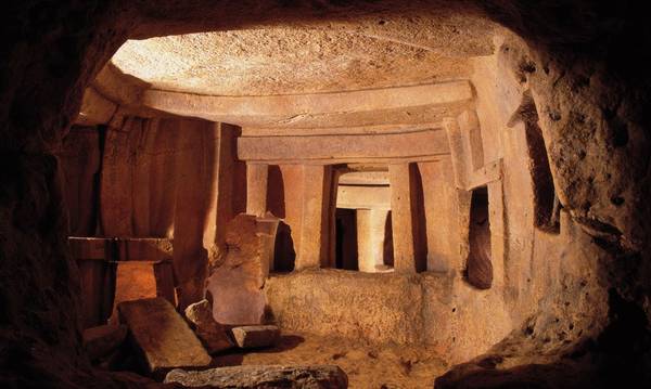Khu chôn cất dưới lòng đất Ħal Saflieni hình thành từ năm 4.000 trước Công Nguyên, với các buồng đá thông nhau và có 3 tầng. Nơi đây còn có nhiều tác phẩm nghệ thuật tiền sử được bảo tồn kỹ lưỡng. Ảnh: Visitmalta.