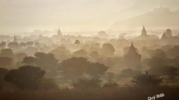 Old Bagan mờ ảo trong màn sương.