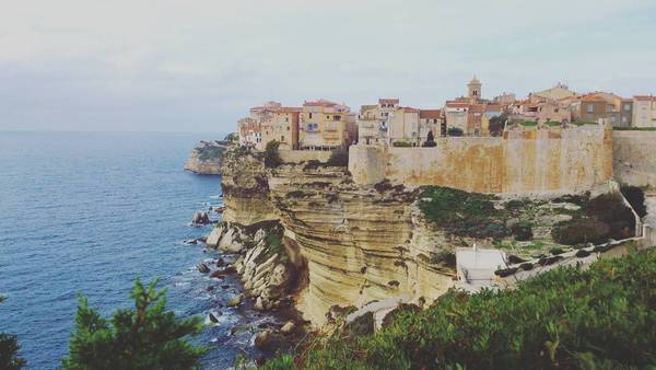 Bonifacio, phía nam đảo Corse, từ đây có thể nhìn thấy Sardegna, Italia cách đó vài km
