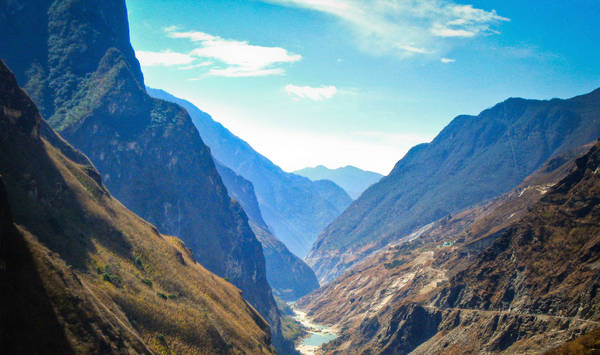 Thắng cảnh thiên nhiên kỳ thú này cách Lệ Giang khoảng 100km về phía tây bắc. Đây là đoạn sông Kim Sa chảy qua hai dãy núi cao là Ngọc Long (5.600m) và Haba (5.396m) rồi đột ngột bị thu hẹp lại chỉ còn khoảng hơn 30m, dài 16km. Ảnh: lifewithtravel