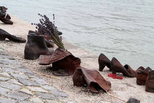  Những đôi giày bên bờ đông sông Danube, Budapest
