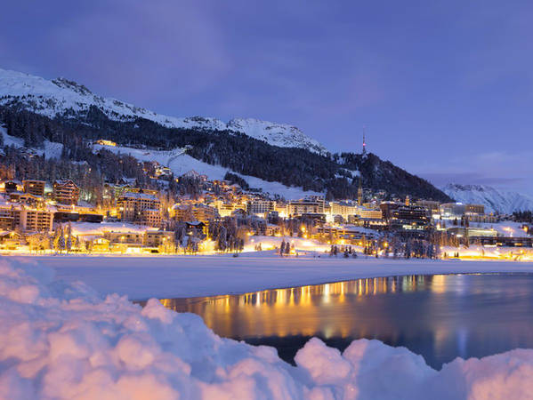 Ngoài những sườn núi tuyết, St Moritz còn có sân trượt băng Olympic ngoài trời và một đường chạy bobsled cho giải vô địch quốc tế, được xây hoàn toàn từ băng tự nhiên.