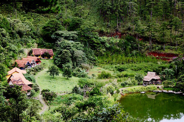 Làng Cù Lần nằm dưới chân núi Lang Biang (Đà Lạt), cách Hồ Xuân Hương và Đồi Cù 20 km. Làng rộng khoảng 30 ha, là nơi sinh sống của người dân K'ho.