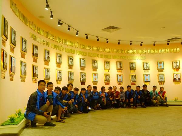 Các bạn trẻ tham quan Bảo tàng chiến thắng Điện Biên Phủ. Ảnh: Thành Đặng