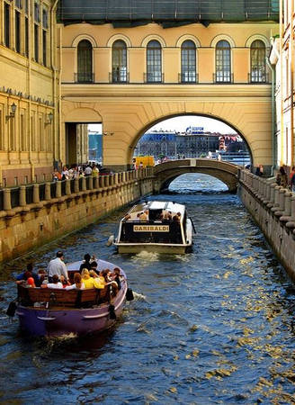 Saint Petersburg là thành phố của những con kênh chằng chịt, của vô số những cây cầu lớn nhỏ tạo nên một cuộc sống pha trộn nhiều màu sắc. 
