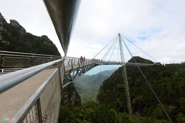 Cầu Langkawi Sky có chiều dài 125 m chỉ có một cột trụ duy nhất đỡ toàn bộ thân cầu bằng dây văng, cách thung lũng phía dưới 100 m.