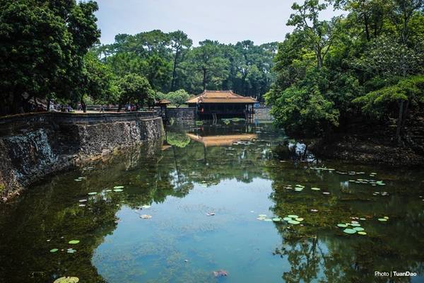 Lăng Tự Đức nằm trong một thung lũng hẹp thuộc phường Thủy Xuân, TP Huế. Công trình có kiến trúc cầu kỳ, phong cảnh sơn thủy hữu tình và là một trong các lăng tẩm đẹp nhất của nhà Nguyễn. Đằng trước là hồ Lưu Khiêm, được thả hoa sen tạo cảnh.
