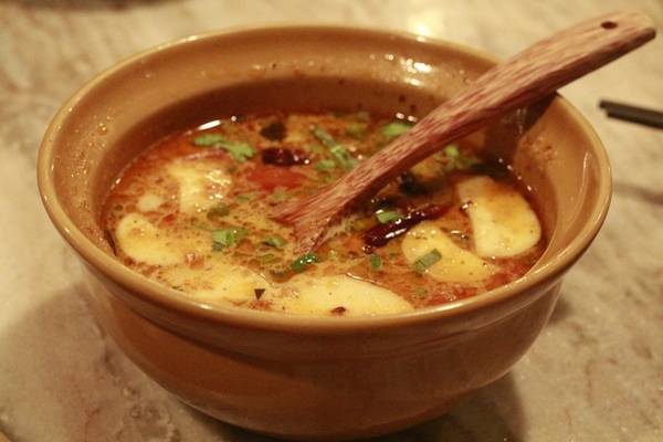  Tom yum nước dừa cay xè, béo béo - kiểu canh chua cay nổi tiếng của Thái Lan, đặc biệt ngon khi bạn ăn chung với cơm chiên hải sản. Nếu không ăn cay được, bạn có thể nhờ đầu bếp gia giảm vị cay cho thích hợp với vị giác của mình.