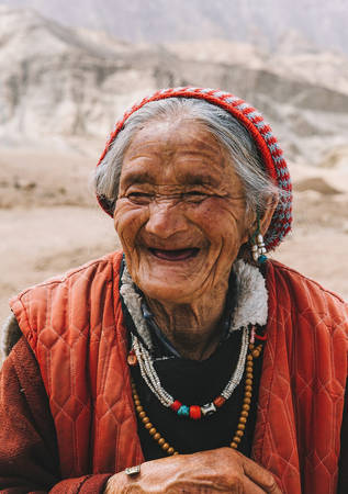 Một bà cụ người Ladakh xin quá giang trên xe chúng tôi. Cụ năm nay tám mươi mấy tuổi, bà vẫn đi bộ băng băng như những ông bà cụ khác vùng Ladakh. Chúng tôi xin phép cụ chụp hình lưu niệm, cụ bà nở nụ cười hồn hậu bất chấp tuổi tác.