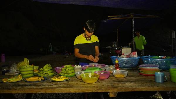 Ngoài những món ăn được chế biến và thưởng thức ngay tại hang Sơn Đoòng, trong tour khám phá này du khách còn được ăn hải sản tươi ngon hoặc đặc sản của các bản làng xung quanh Phong Nha. 