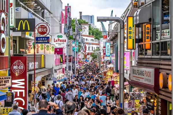 Phố Takeshita, Harajuku, Nhật Bản: Con phố thời trang nổi tiếng nhất Nhật Bản này là thiên đường cho những du khách mê mua sắm. Bạn sẽ bắt gặp vô số người khoác trên mình các bộ trang phục độc đáo, ấn tượng. Ảnh: Florianziegler.
