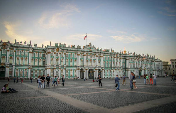 Và còn nữa, chắc chắn sẽ không thể bỏ qua Cung điện Mùa đông nằm ngay bên bờ sông Neva. Nơi đây giờ là Bảo tàng Nghệ thuật Quốc gia Hermitage, nơi lưu giữ nhiều hiện vật quý báu. 