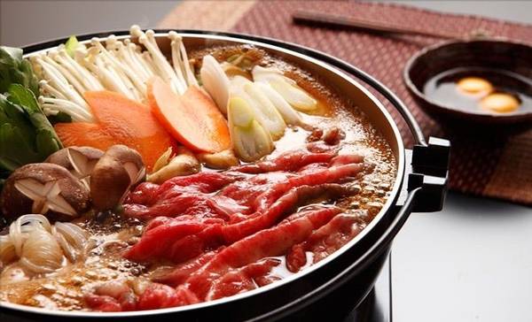 Nabe: Đây là một trong những món ăn phổ biến vào dịp tụ họp đông người ở Nhật Bản, đặc biệt là vào mùa đông. Nabe thường gồm các loại rau củ, nấm và thịt, được cho vào một nồi gốm và đun nóng, sau đó chấm với các loại sốt. Ảnh: Aminoapps.