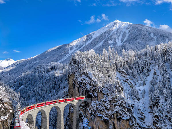 Từ Zermatt, du khách có thể bắt một chuyến tàu thăm quan Glacier Epress để đến khu nghỉ dưỡng và trượt tuyết nổi tiếng khác, St. Moritz.