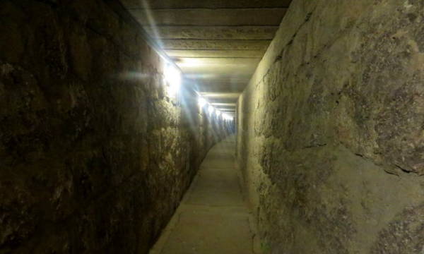 Đường hầm trong lăng mộ - Ảnh: KIM NGÂN