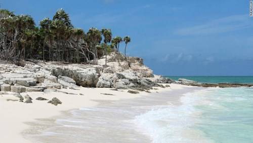 Vịnh Grace của Turks & Caicos đứng đầu trong danh sách, theo bình chọn của du khách trên trang TripAdvisor. Vịnh này nằm ở bờ biển phía bắc của Providenciales, Turks & Caicos.