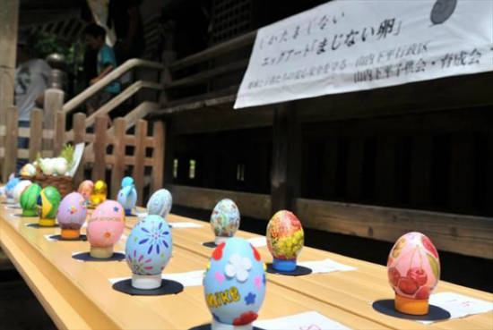 Ngoài ăn trứng, cầu khấn với quả trứng thánh, bạn cũng có thể mua những quả trứng bắt mắt làm quà lưu niệm.
