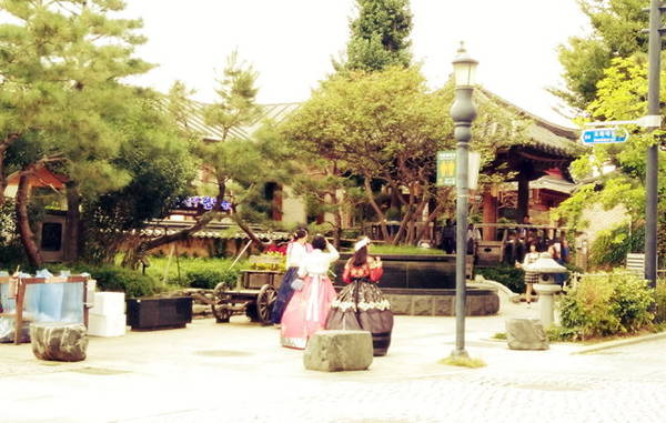 Du khách mặc hanbok đi lại trên đường - Ảnh: Na Hồ