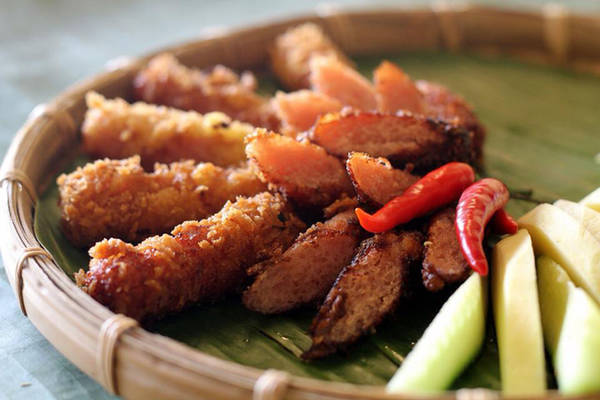 Nem chua rán của quán là món khoái khẩu của nhiều thực khách Sài Gòn.