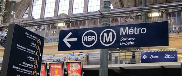 16. Hệ thống tàu hỏa ở Paris từng được gọi là “Métro Express Régional Défense-Étoile”, nhưng sau khi phát hiện tên viết tắt của cụm từ này “vô tình” trùng với một từ chửi thề trong tiếng Pháp, người ta đã đổi tên nó thành “Réseau Express Régional”. (Ảnh: Internet)
