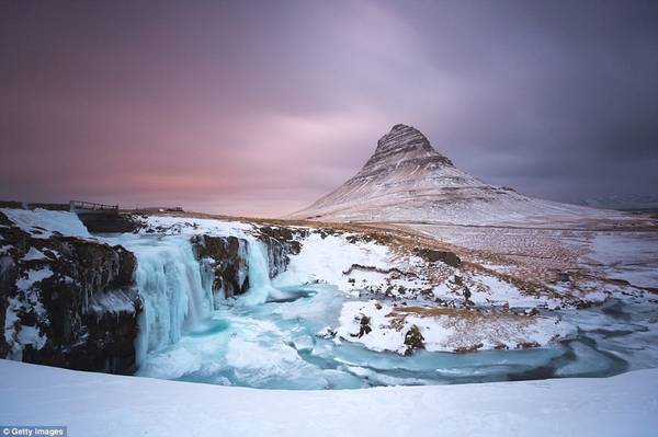 Vị trí của Iceland đem lại hiệu ứng ánh sáng tương tự. Trong ảnh là khung cảnh trên núi Kirkjufell ở bán đảo Snæfellsnes, phía tây Iceland. 