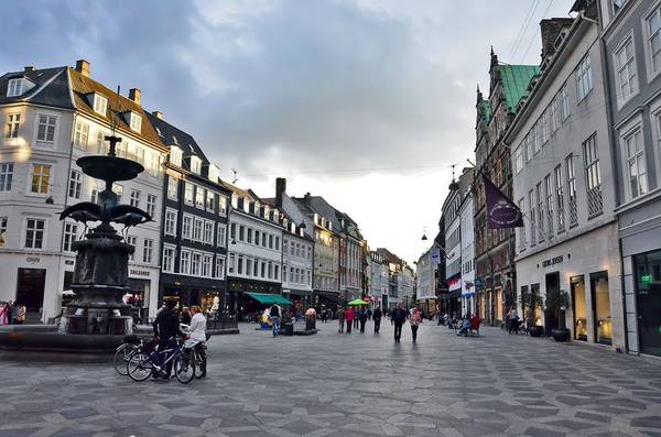 Phố Strøget, Copenhagen, Đan Mạch: Đây là một điểm tham quan nổi tiếng đông khách của khu Copenhagen cổ. Strøget là một trong những phố đi bộ mua sắm dài nhất châu Âu (1,1 km), với các tòa nhà cổ kính, không gian rộng rãi, khoáng đạt. Ảnh: Noodlesricedumpling.
