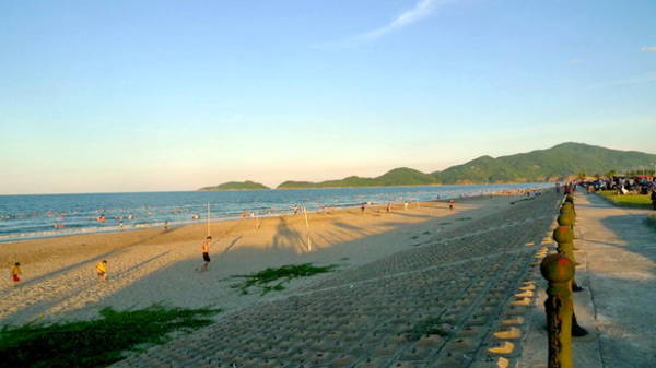 Bãi biển Xuân Thành với bờ kè trải dài, điểm ngắm cảnh tuyệt vời - Ảnh: Băng Giang