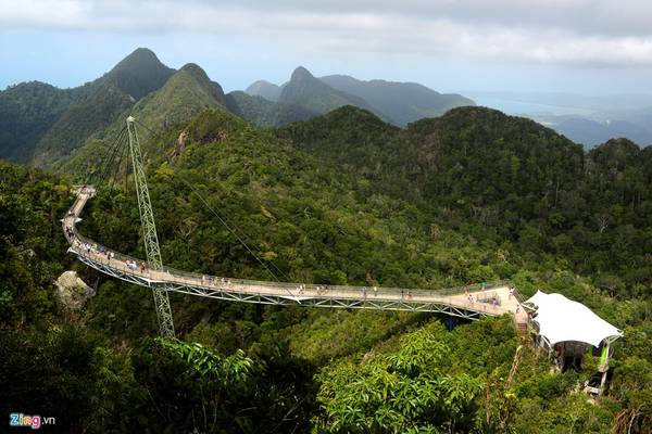 Chiếc cầu được hoàn thành và đưa vào sử dụng năm 2004, nay đã trở thành một trong những điểm thu hút du lịch không chỉ tại Langkawi nói riêng mà còn của cả Malaysia.