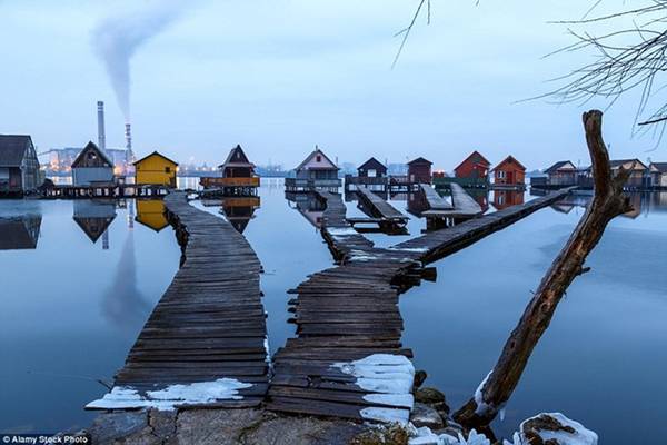 Những ngôi nhà cabin này thường được những người dân địa phương sử dụng vào mùa hè, còn những người câu cá thì dùng quanh năm do vùng này mặc dù rất lạnh nhưng nước không bao giờ đóng băng.