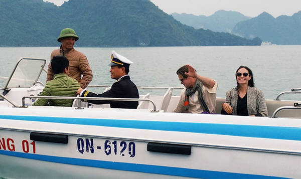  Sau xuống sân bay Côn Sơn, gia đình Angelina Jolie tới khu Six Senses Côn Đảo Resort & spa đã đặt từ trước. Họ thuê một khu biệt lập trong resort và có vệ sĩ bảo vệ để ngăn không cho người lạ vào.