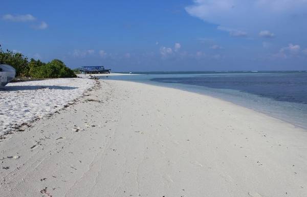 Bãi biển ở đây có cát trắng mịn, và vô vàn sắc xanh đầy mê hoặc.