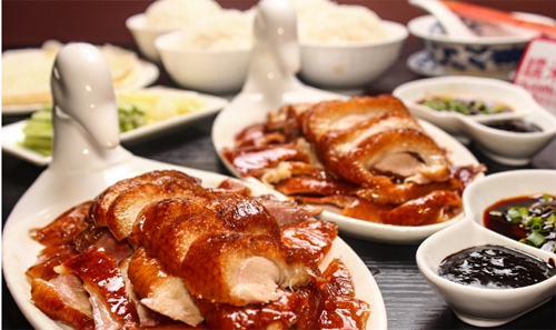 Nhiều du khách khi tới Bắc Kinh ăn vịt quay thường rất ngạc nhiên, vì bữa tiệc thịnh soạn mà họ được nhà hàng chiêu đãi chỉ có một món chính là vịt. Người Trung Quốc gọi đó là "độc vị" - bữa ăn có một vị duy nhất. Ảnh: Chinesefoodjourney.
