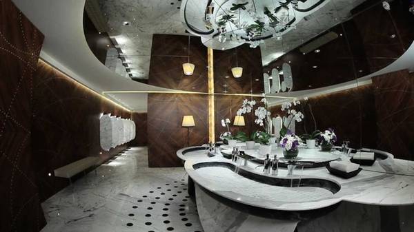 Nhà vệ sinh đẹp không thua kém các khách sạn 5 sao đẳng cấp thế giới. Ảnh: Youtube.
