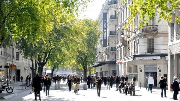Phố République, Lyon, Pháp: Con phố mua sắm chính của Lyon thu hút du khách không chỉ nhờ những cửa hàng phong phú, mà còn do vẻ đẹp của các tòa nhà, hàng cây xanh mướt. Ảnh: Uefa.