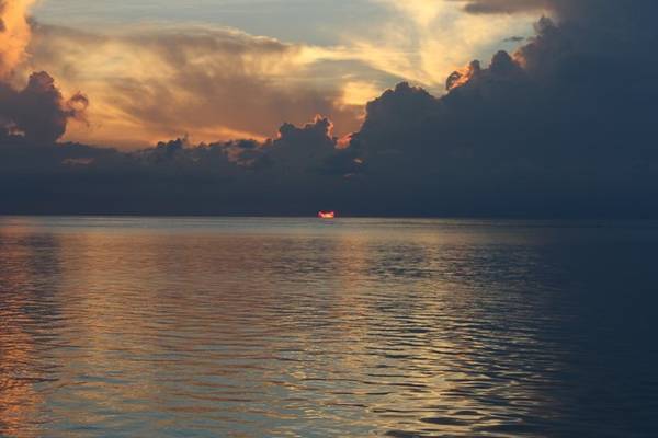 Đón bình minh yên ả, khi mặt trời đang đội biển nhô lên. Ảnh chụp không lột tả hết được vẻ đẹp của những buổi sáng Maldives. 