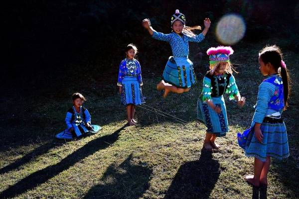"Tuổi thơ" của Nguyễn Chí Long (Sơn La) ghi lại khoảnh khắc vui chơi hồn nhiên của trẻ em dân tộc vùng cao, dưới màu nắng tươi mới. Đây cũng là tác phẩm đạt giải nhì của cuộc thi. 