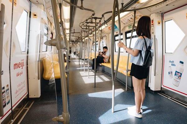 Bangkok là một thành phố phát triển và phục vụ du lịch rất tốt, nên việc đi lại khá đơn giản . Tàu điện ngầm là phương tiện tôi thấy thích thú nhất.