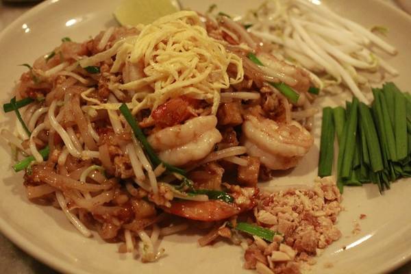 Pad Thái là món ăn yêu thích của hầu hết tín đồ món Thái. Sau khi dọn lên, vắt thêm tí chanh, một ít ớt bột sau đó trộn đều là có ngay một đĩa pad Thái đủ vị chua, cay, ngọt, thêm vị bùi của đậu phộng.