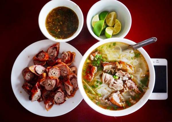 Trên đường qua Cao Bằng, Lạng Sơn, món phở vịt quay Hải Xồm giá 30.000 đồng với bát phở đầy ắp thịt vịt, chấm thêm nước tương đặc trưng tạo ra vị ngon riêng biệt của ẩm thực vùng miền.