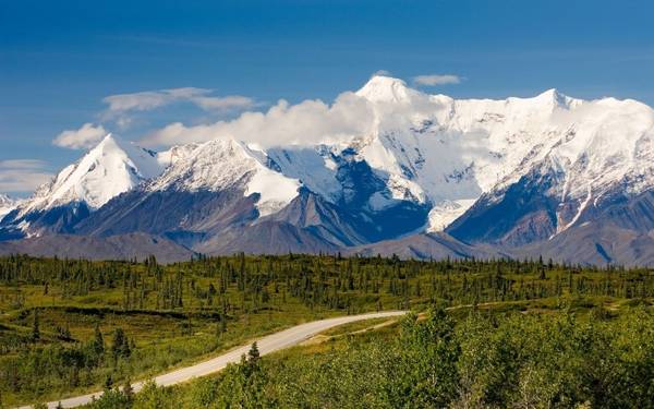 Anchorage tới Valdez, Alaska: Tuyến đường cho du khách cơ hội ngắm nhìn các sông băng tiền sử, những dãy núi với đỉnh cao hơn 4.000 m, trong đó nhiều đỉnh vẫn chưa được đặt tên. Dọc tuyến đường dài 480 km này, du khách sẽ được đi qua đèo Thompson, các thác nước ở hẻm núi Keystone, tới eo biển Prince William. Ảnh: Travelandleisure.