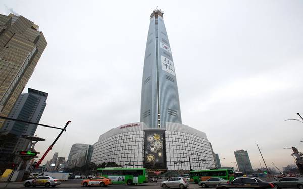 5. Tháp Lotte World, Seoul, Hàn Quốc (555 m): Tòa nhà mới khai trương năm nay sừng sững trên nền trời thủ đô Hàn Quốc, với nhiều loại không gian dùng cho nhiều mục đích. Bạn có thể tìm thấy ở đây rạp chiếu phim, văn phòng, nhà ở... Lotte World có thiết kế hiện đại, chủ yếu dựa trên kim loại và kính. 
