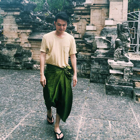 Quang Vinh cuốn sarong khi đi vào một ngôi đền ở Bali.